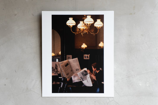 Krantenlezers in Grand Café met kroonluchter - Eddy Posthuma de Boer (†)
